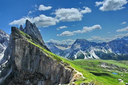 阿尔卑斯山在意大利Val Gardena滑雪胜地的夏天