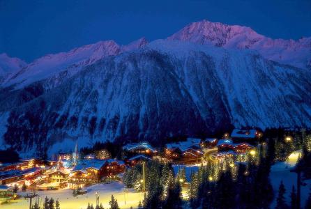 在法国高雪维尔滑雪胜地的夜间灯光