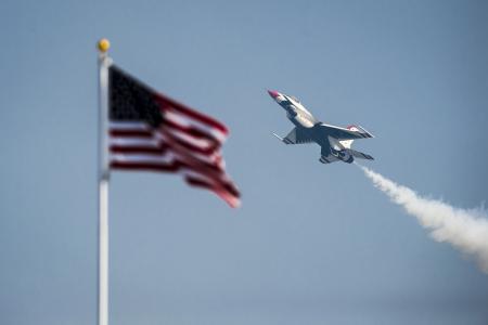 战斗机F-16战斗机飞过美国国旗