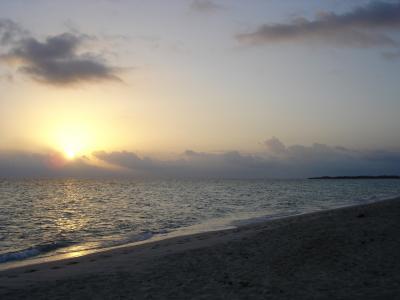 在古巴Cayo Largo度假村的海滩上的日落