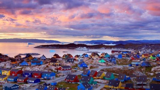 格陵兰岛岸边的城市