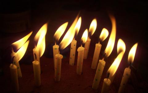 蜡烛的火焰为生日