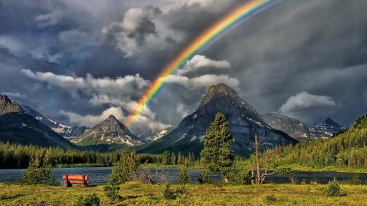 彩虹在一个高山湖泊