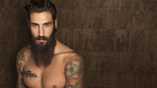 一个年轻的男模特Matteo Marinelli身上留着胡子和纹身