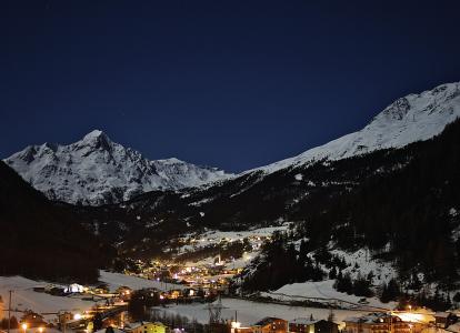 晚上在奥地利Sölden滑雪胜地