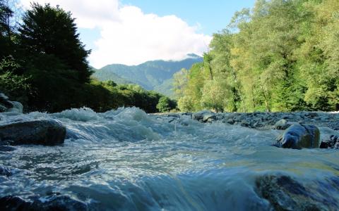 Burring溪流的山河