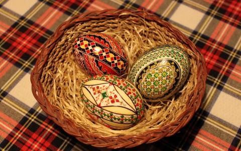 在一个篮子的三个美丽的鸡蛋在复活节假日