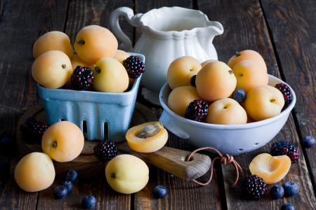 成熟的杏子和浆果在桌子上