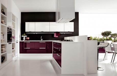 家具的紫色在厨房里