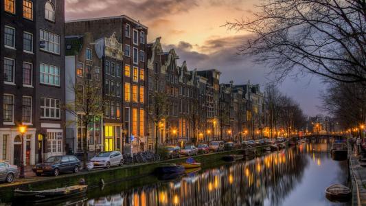 在运河上的街道在阿姆斯特丹