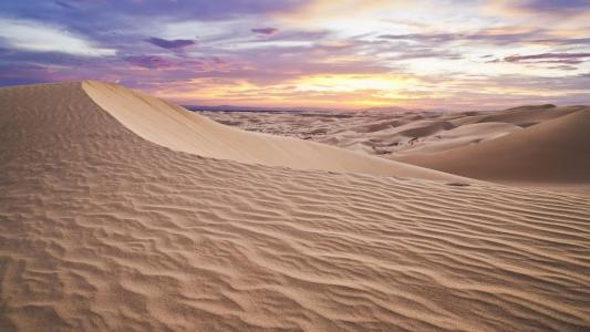 在沙漠中的米色沙子