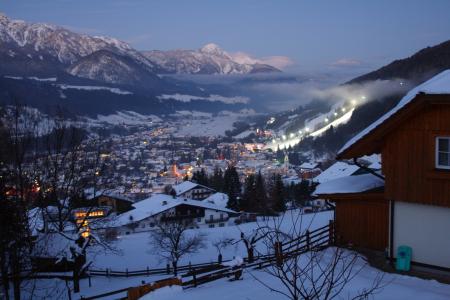 斯拉德明，奥地利滑雪胜地的夜间灯光