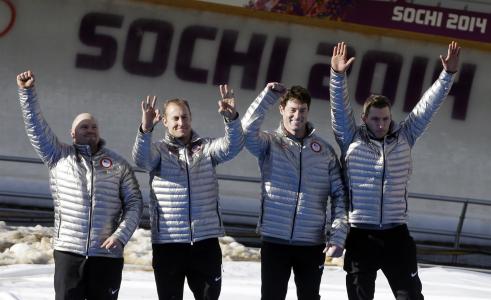 铜牌的主人是美国雪橇队的柯蒂斯·托马塞维奇在奥运会上的索契