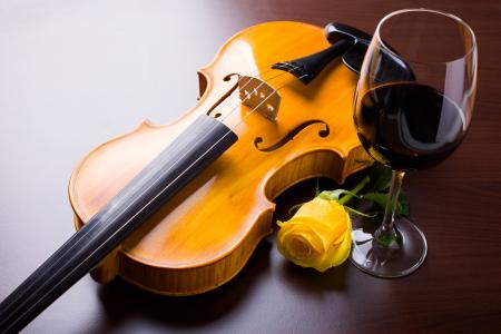 小提琴与黄玫瑰和一杯红酒