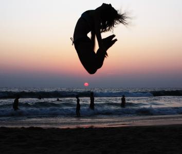 Varkala在海滩上跳跃的女孩