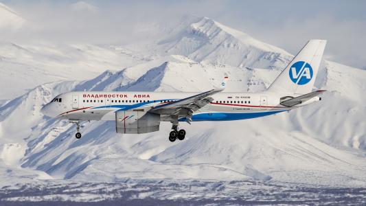符拉迪沃斯托克航空公司的Tu-204-300型飞机飞越阿尔泰山脉