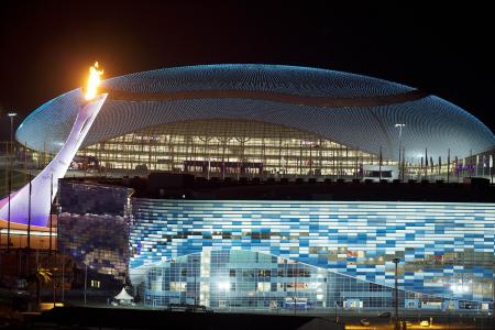 奥运火炬在奥运会在索契体育场的背景下
