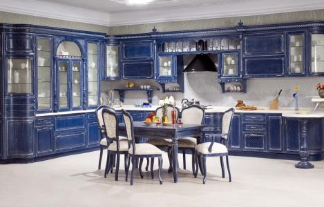 宽敞的蓝色厨房