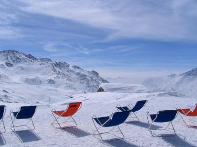在意大利切尔维尼亚滑雪胜地度假