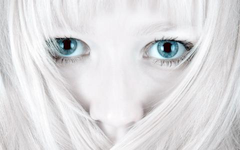 在一张白色的脸上的蓝色眼睛