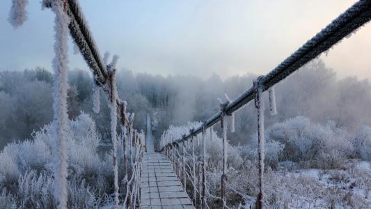 吊桥覆盖着白霜