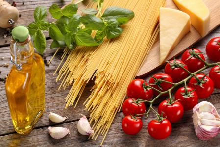 意大利面配奶酪，番茄和黄油