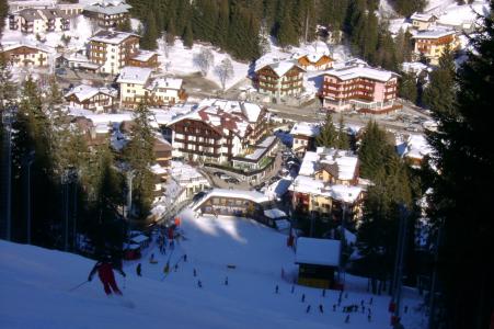 在Madonna di Campiglio，意大利滑雪胜地的滑雪倾斜