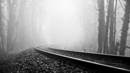 在雾中的铁路