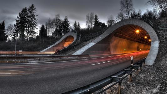 平行的汽车隧道