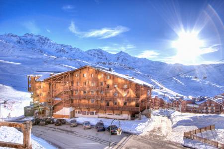 旅馆在山的背景在Val Thorens，法国滑雪胜地的