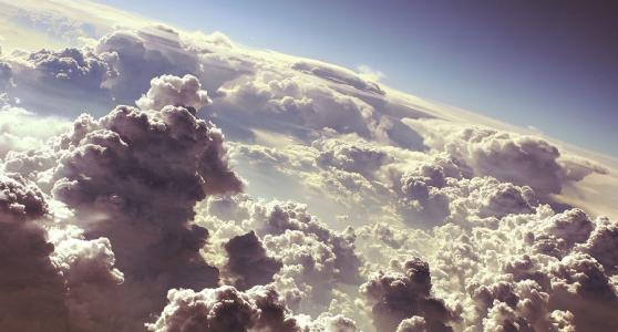 从飞机上的云彩视图