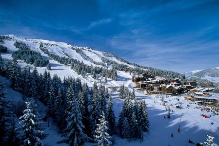 在高雪维尔，法国滑雪胜地的山坡