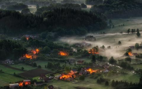 晨雾在阿尔卑斯山的一个山村里