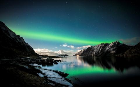 湖上的绿色北极光