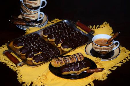 开胃甜的小饼，巧克力和咖啡杯在桌子上
