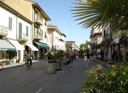 在意大利Forte dei Marmi度假胜地的城市街道上