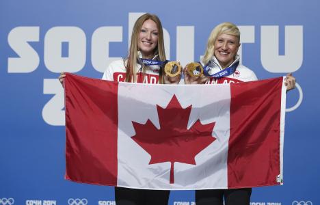 加拿大雪橇队希瑟·莫伊斯获得了金牌