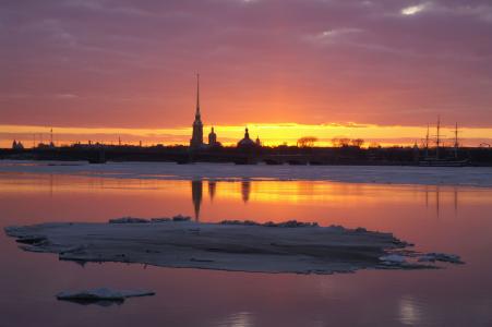雪在圣彼得斯堡日落江边