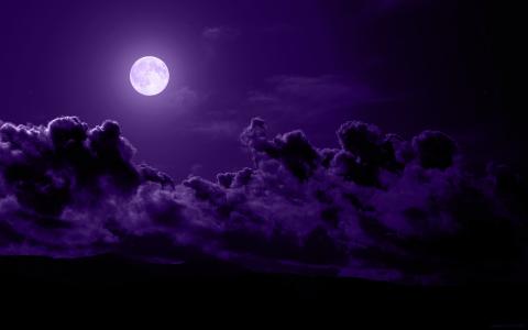 在紫罗兰色的天空中的月亮
