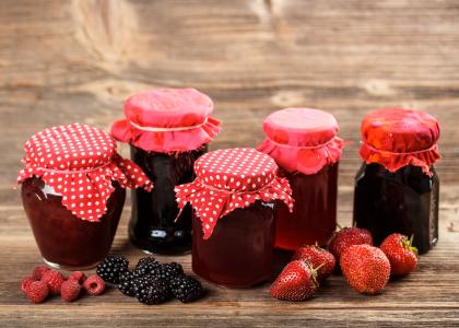 草莓，覆盆子和黑莓在玻璃罐子里的果酱