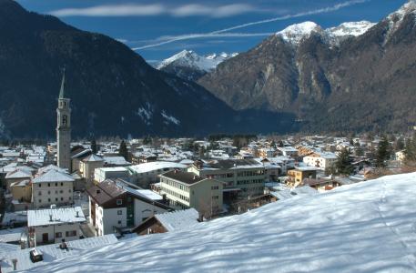 城市的全景Madonna di Campiglio，意大利滑雪胜地的