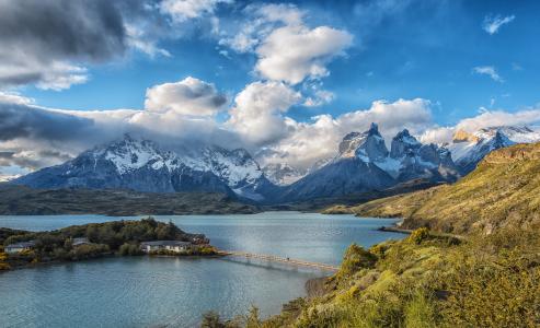 在美丽的白云下的山脉在智利托雷斯德尔潘恩国家公园湖