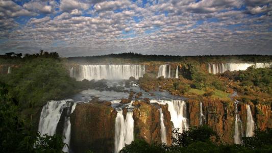 瀑布伊瓜苏在巴西和阿根廷的边界