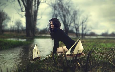 女孩让小船在小河上
