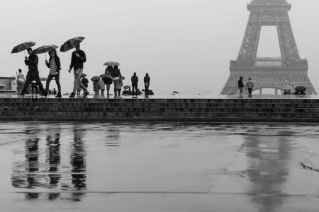 艾菲尔铁塔在多雨的天气，黑白照片