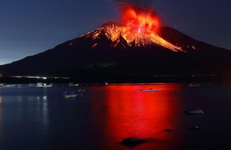樱岛的火山在水的背景下爆发