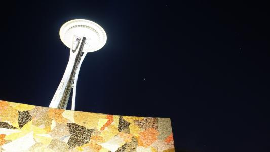 在西雅图发光的塔
