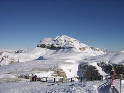 在Val di法萨，意大利滑雪胜地的滑雪足迹