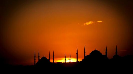 太阳消失在伊斯坦布尔的庙宇后面