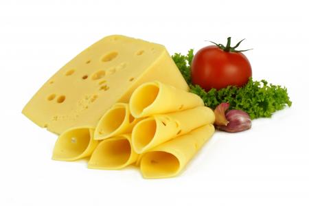 奶酪切片与番茄，莴苣和大蒜在白色背景上